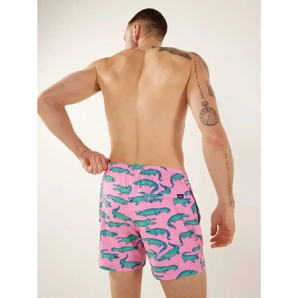 Chubbies Men’s Classic Swim Trunk The Glades Pink Alligator 5.5” Size Large